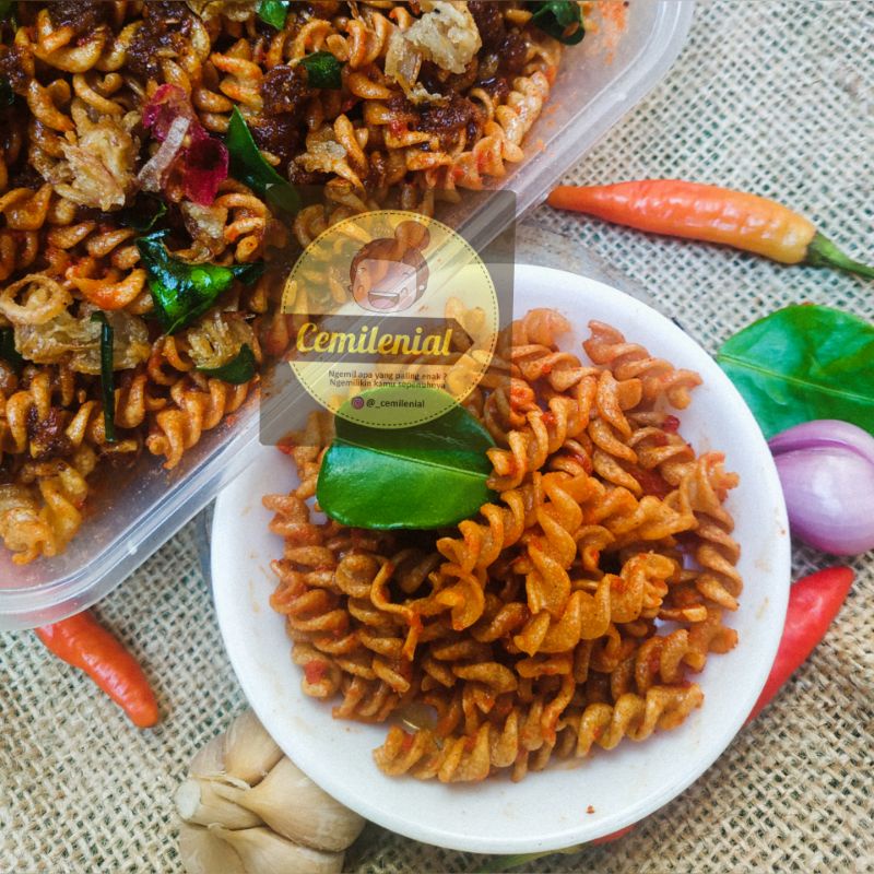 

[BOX 750ml] MAKARONI ULIR PEDAS DAUN JERUK EXTRA BAWANG GORENG