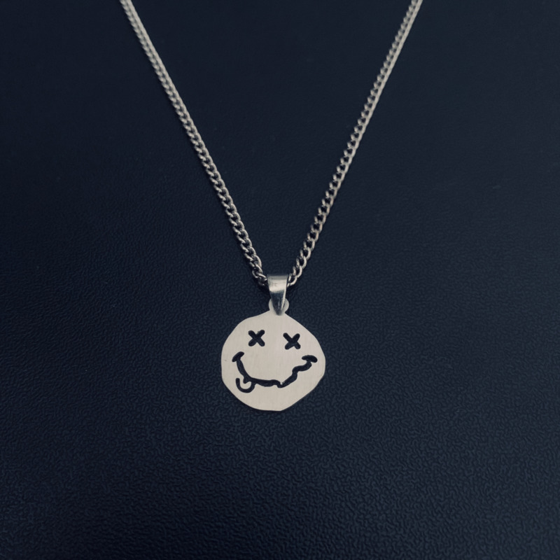 Kalung Rantai Dengan Liontin Smiley Asimetris Bahan Titanium Steel Gaya Retro