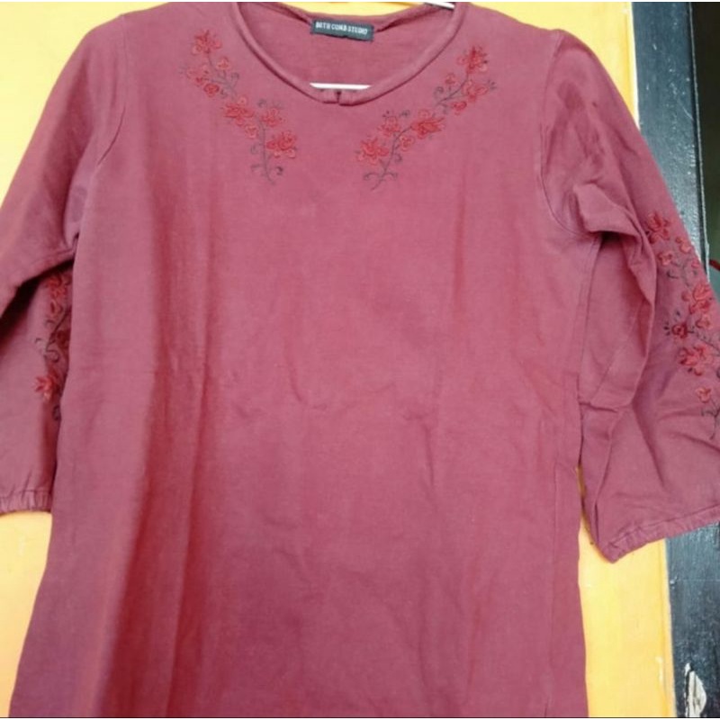 Preloved kaos merah bata