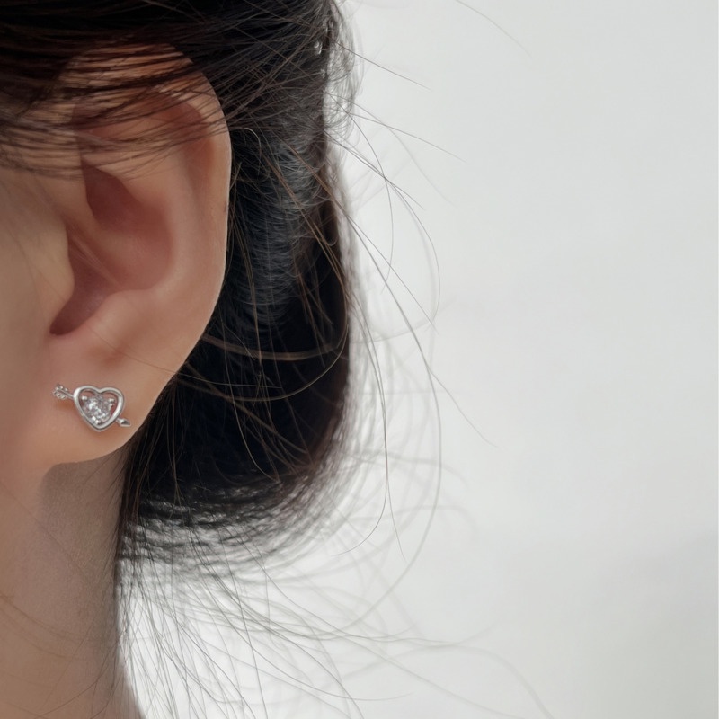 Anting Tusuk Bentuk Hati Mini Aksen Zircon Gaya Retro Untuk Wanita