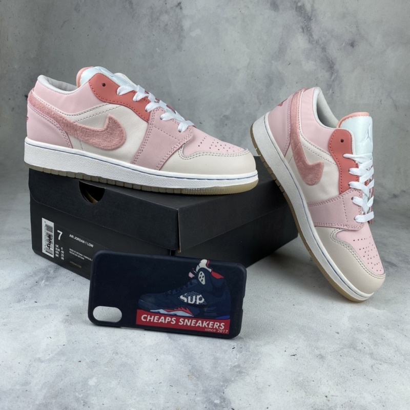 Sepatu Nike Wanita Nike Air Jordan 1 Low Mighty Swooshers Pastel Pink