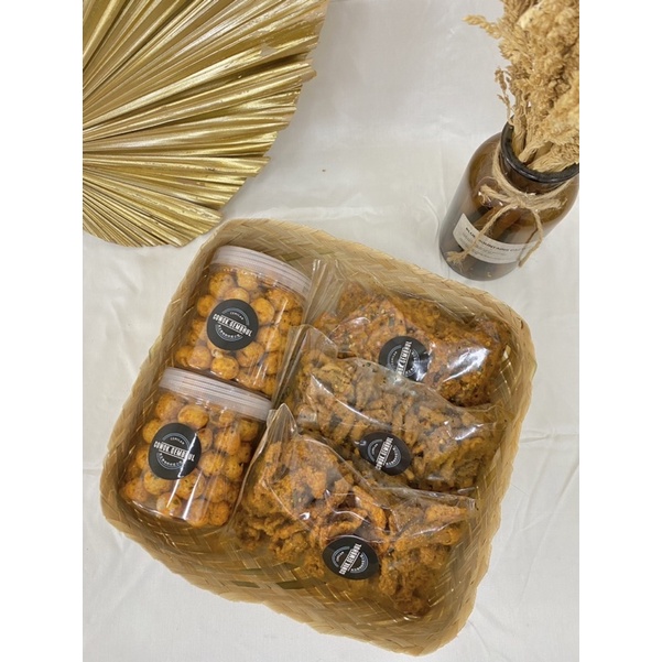 

Paket Hampers lebaran C Cemilan Gembhul (Basreng,Cimol,Pilus,Telor Gabus,Makaroni,Sotong) Pedas Daun Jeruk Premium