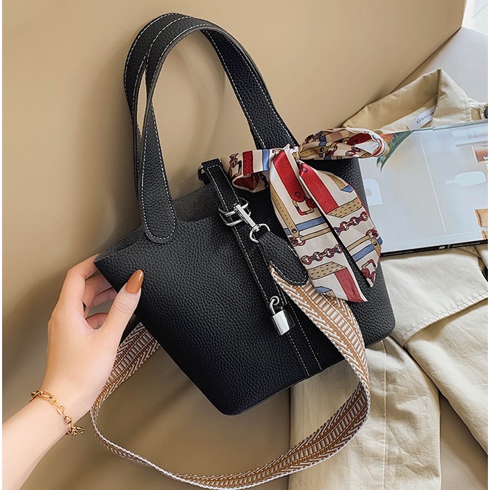 TFT AX20036 92704 AX704 (1 KG MUAT 2) Tas Selempang Wanita Import SLINGBAG Basic Elegant