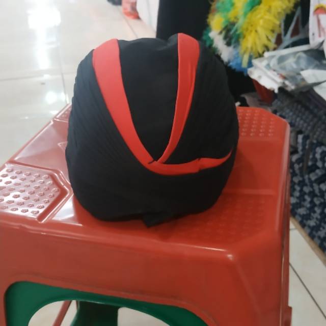 Blangkon Jogja Lipat Jebeh Dan Sliwir Garis Merah