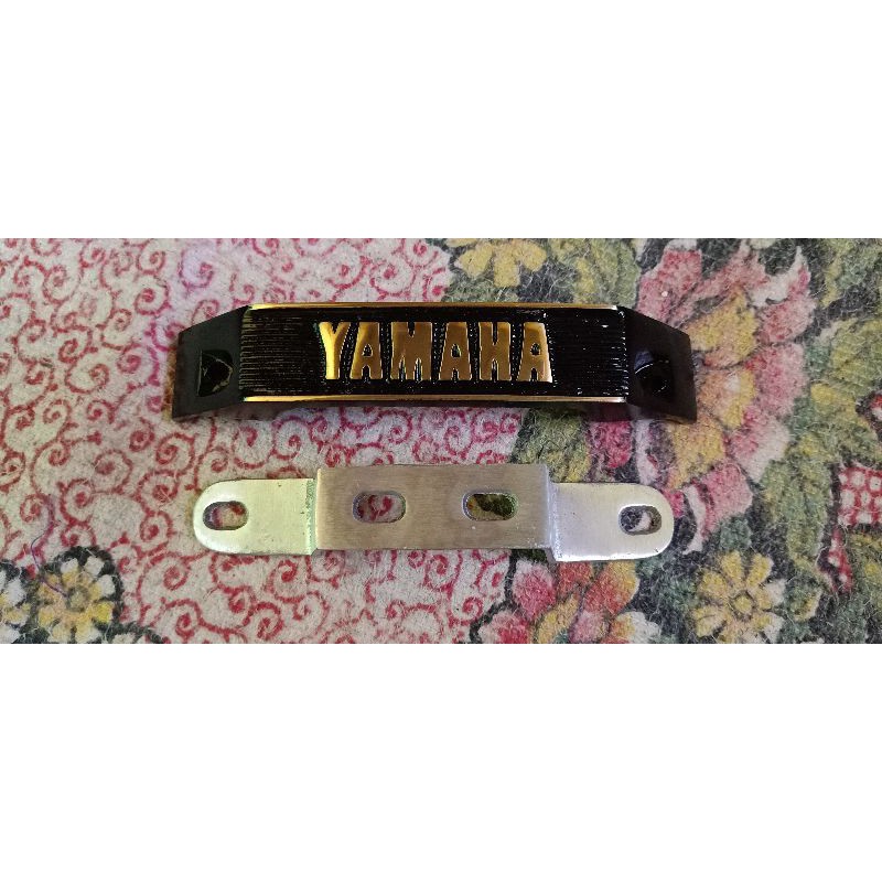 EMBLEM LOGO KUMIS YAMAHA RX KING PLUS BREKET WARNA HITAM GOLD TERMURAH DAN BERKUALITAS