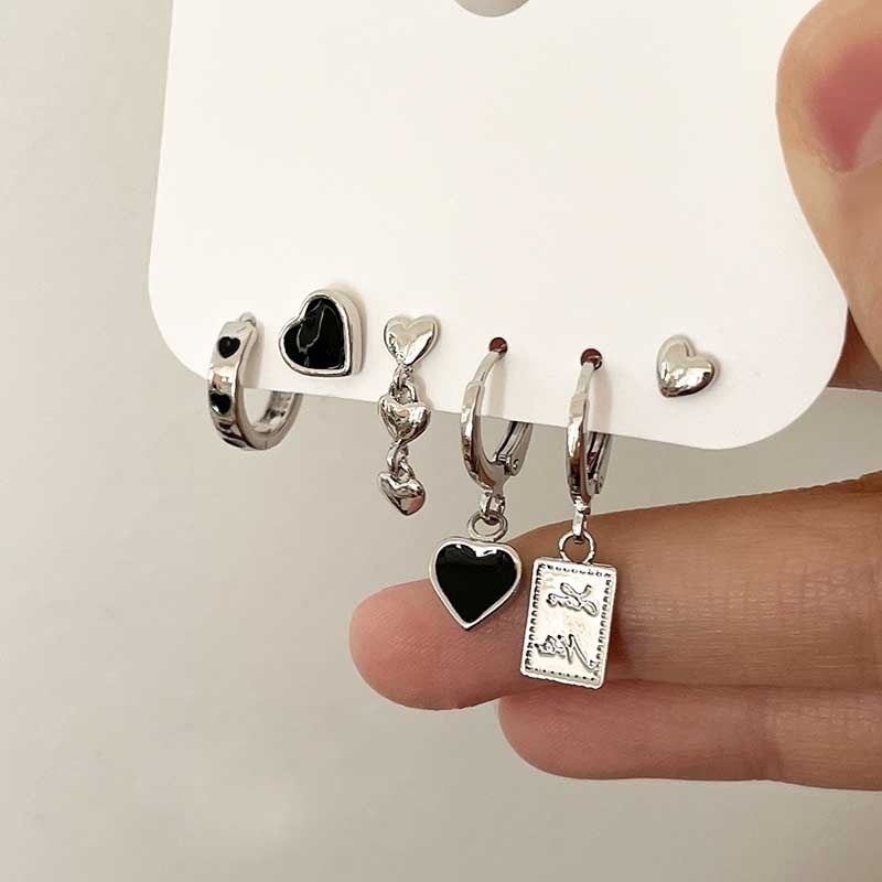 6pcs / Set Anting Stud Bentuk Hati Warna Hitam Gaya Punk Gothic Hip-Hop Untuk Wanita