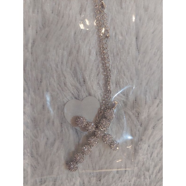 Kalung liontin salib dengan berlian
