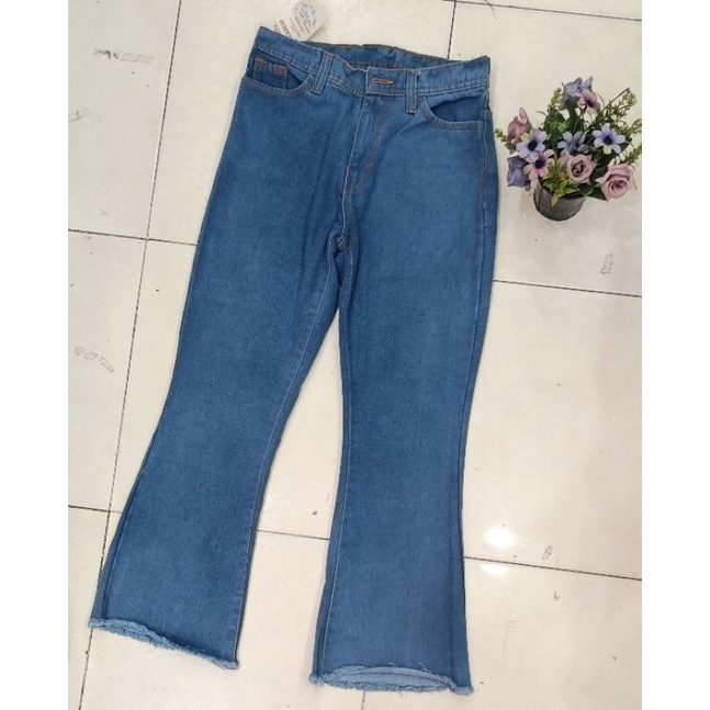 CELANA CUTBRAY RAWIS