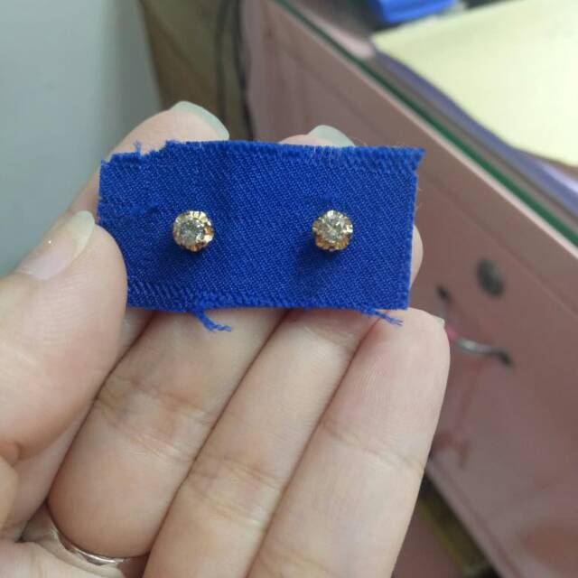 Anting tusuk berlian medan