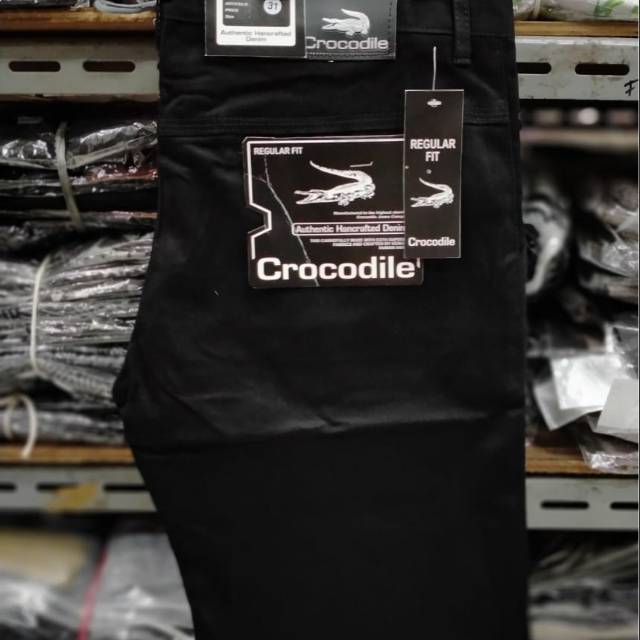 Celana pendek chinos crocodile