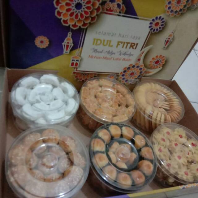 

Aneka kue lebaranya ya say 1 kotak isi 6 topler