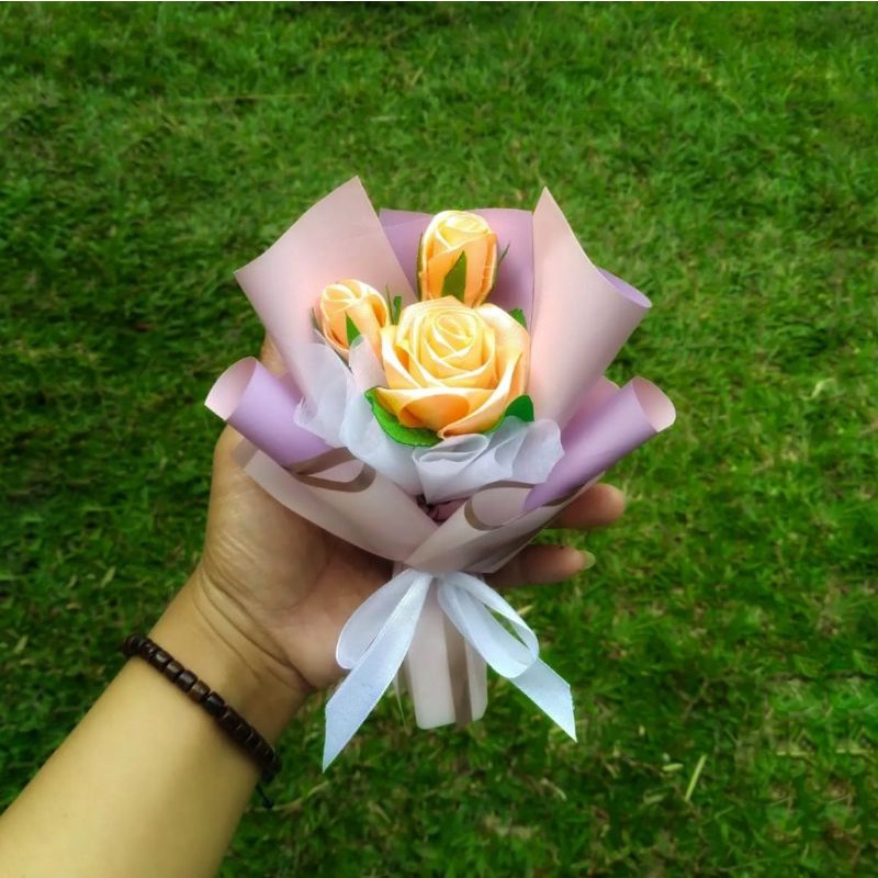 COD buket bunga - buket petite - mini petite 3 tangkai bunga satin gold dan red candy