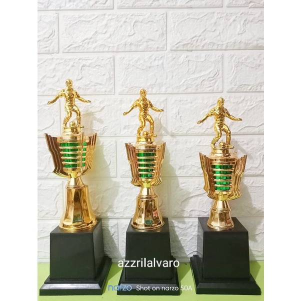 piala 046 + FG patung nendang bola