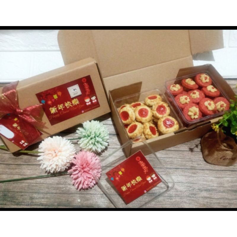 

hamper cookies imlek isi 2 toples by quincy_cookies