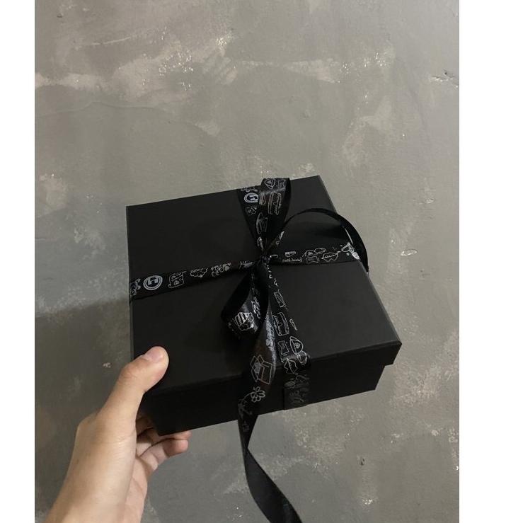 

Berkualitas! hardbox full black dengan pita black model party cocok untuk hampers, kado, gift stock ✓