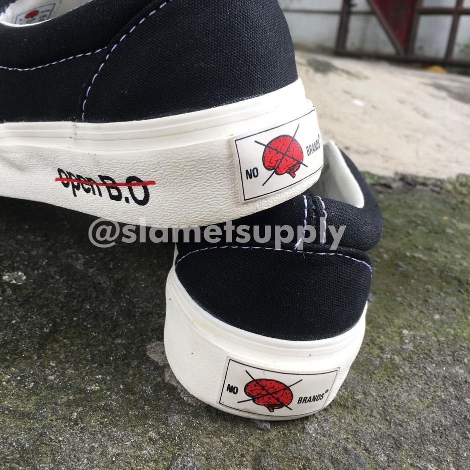 Dijamin Miring harga.. NOBRANDS FOOTWEAR SELOP AKU MASIH POLOS BW AMP OPEN BO BLACK WHITE NO BRANDS 