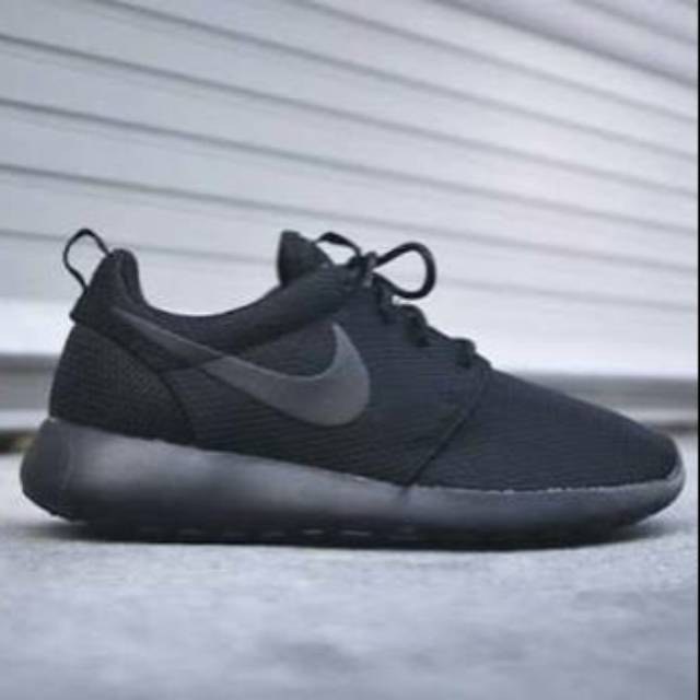 nike roshe run all black