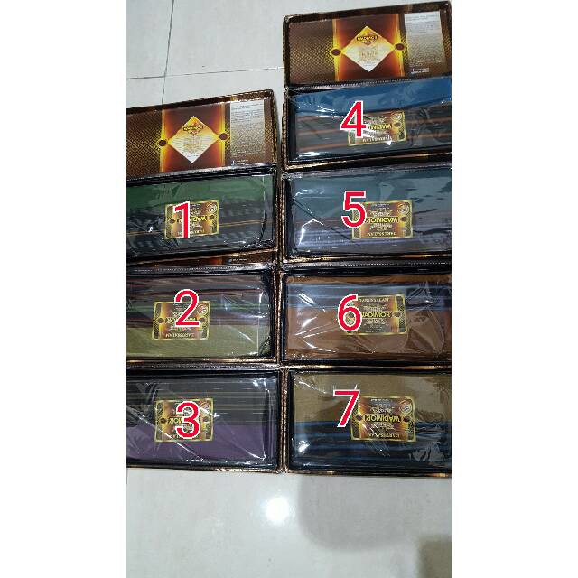 Sarung Tenun Wadimor motif Manik-manik