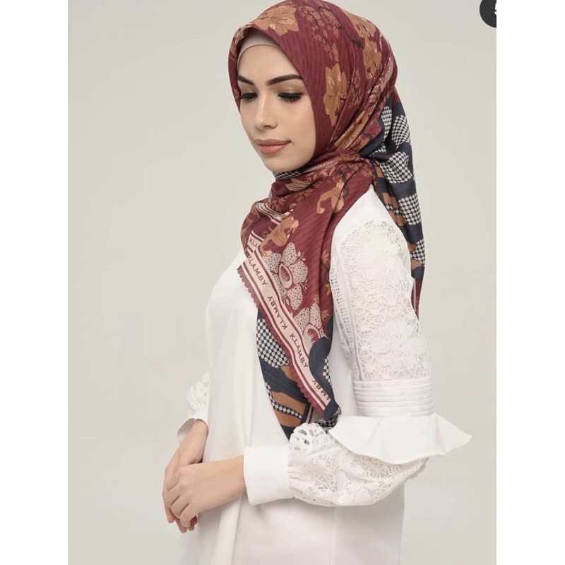 rafflesia scarf wearing klamby