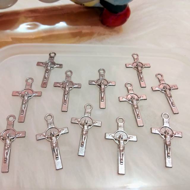 Bandulan Salib Kecil