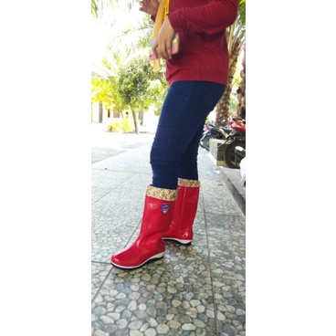 Sepatu boot karet wanita anti air