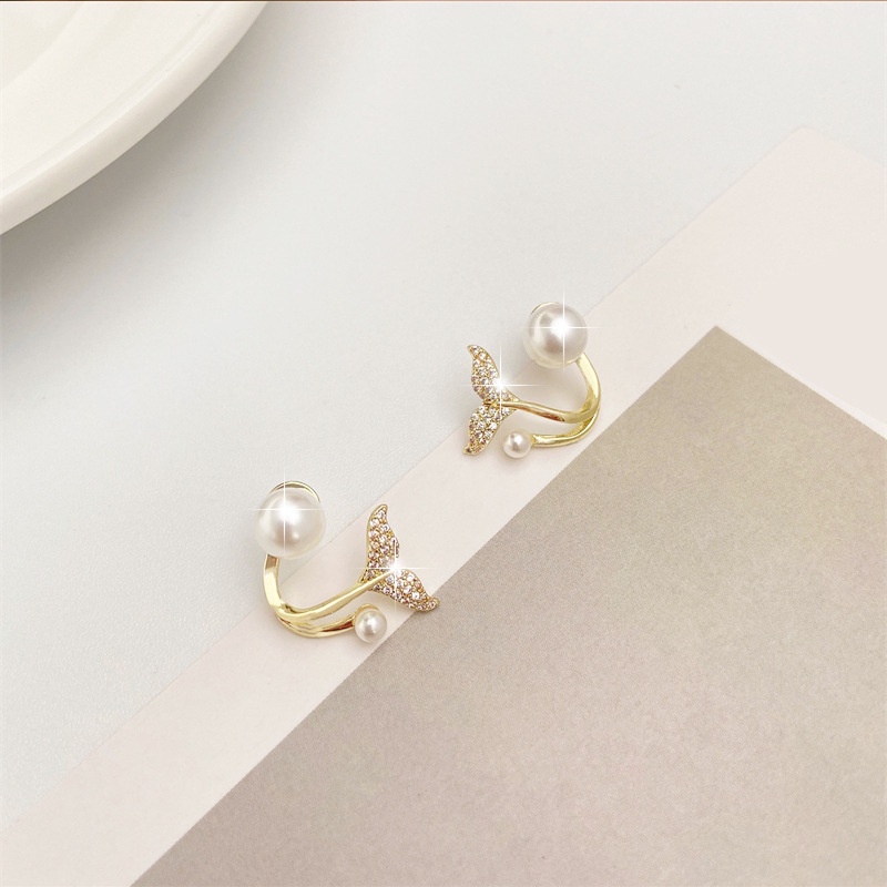 1 Pasang Anting Stud Desain Ekor Ikan Irregular Aksen Mutiara Berlian Imitasi Gaya Korea Untuk Wanita