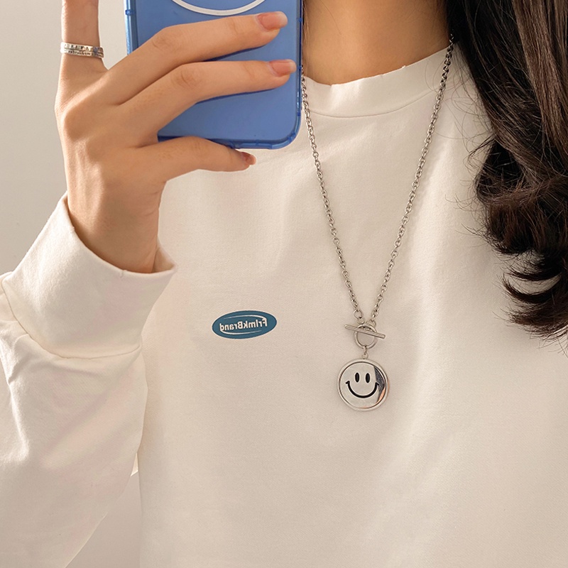 Roselife Kalung Rantai Stainless Steel Dengan Liontin Emoji Smiley Face Untuk Unisex / Pria / Wanita