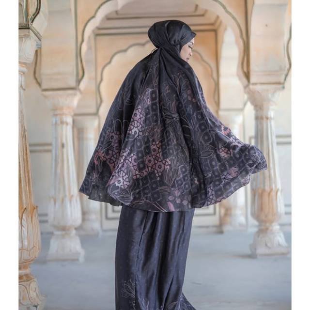 Maharani prayer robe black buttonscarves