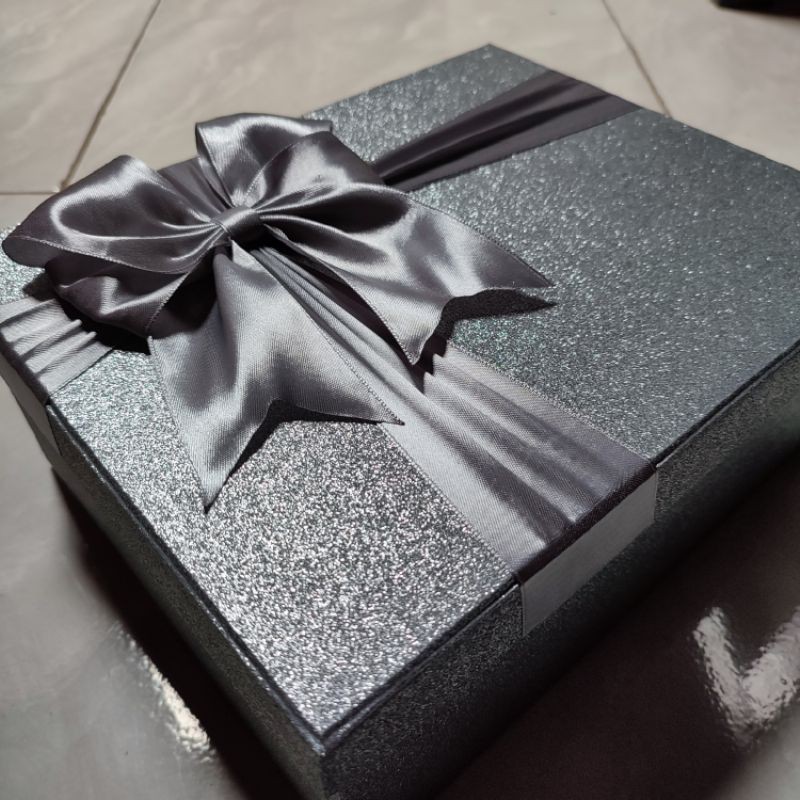 KOTAK HADIAH PARCEL LEBARAN HAMPERS GLITTER ABU TUA PITA ABUTUA