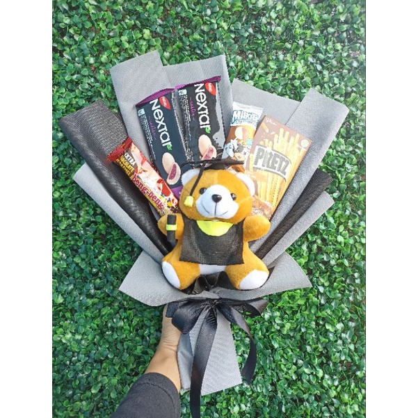 

Buket wisuda cowo / hadiah wisuda/ ulangtahun / kelulusan/ anniversary