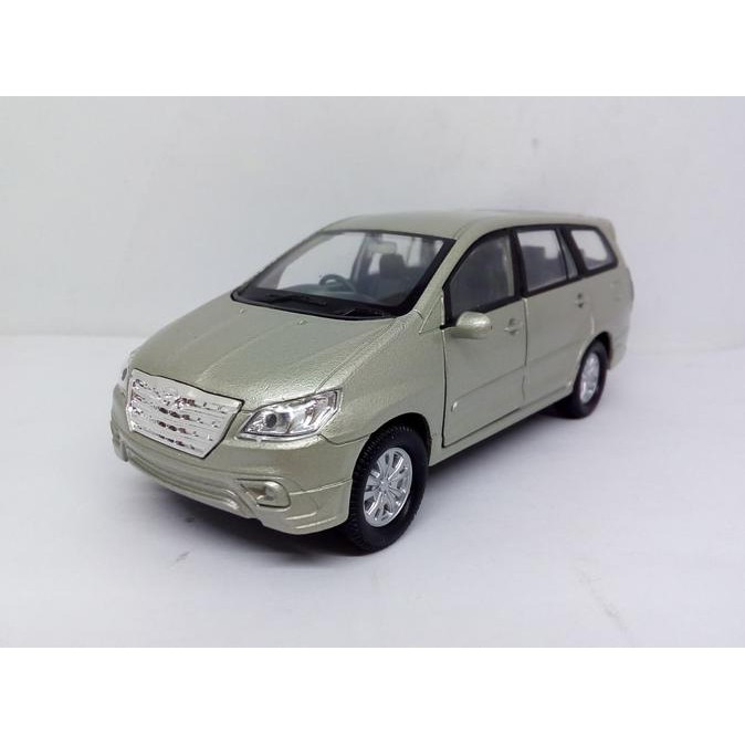 innova model toy car