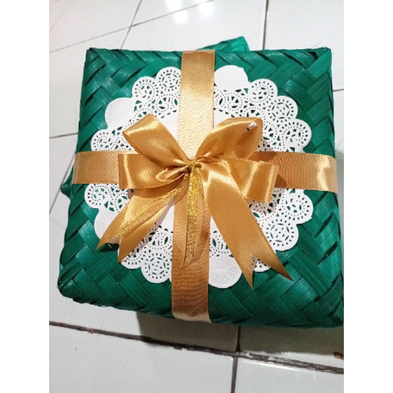 

Besek Hias Pita dan renda ukuran 22 CM semua warna (chat kami)