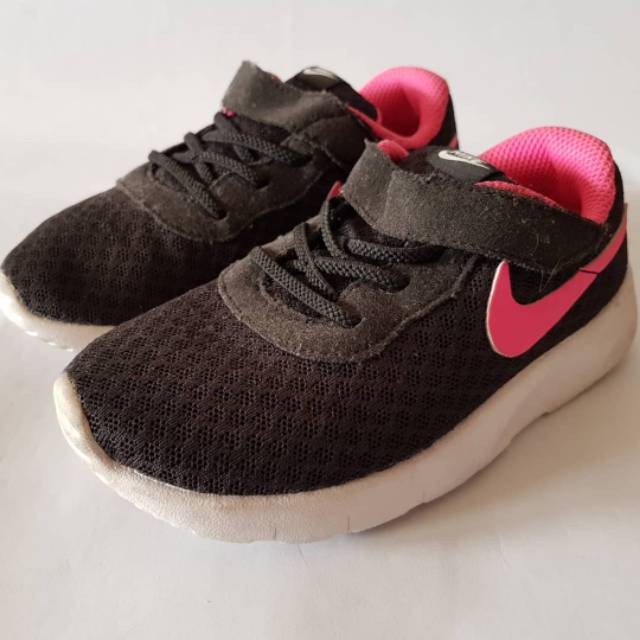 Preloved Sepatu Anak Nike Hitam-Pink