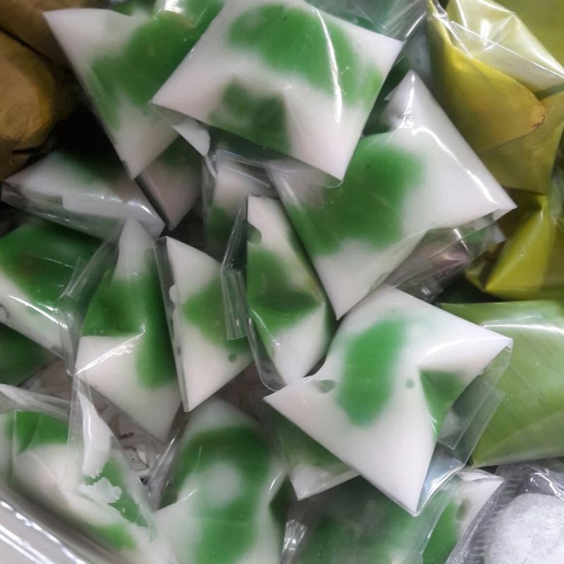 

KUE PUTRI MANDI KETAN HITAM/PANDAN