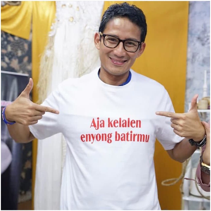 KAOS BAJU COMBED 30S SANDIAGA UNO AJA KELALEN ENYONG BATIRMu PRABOWO