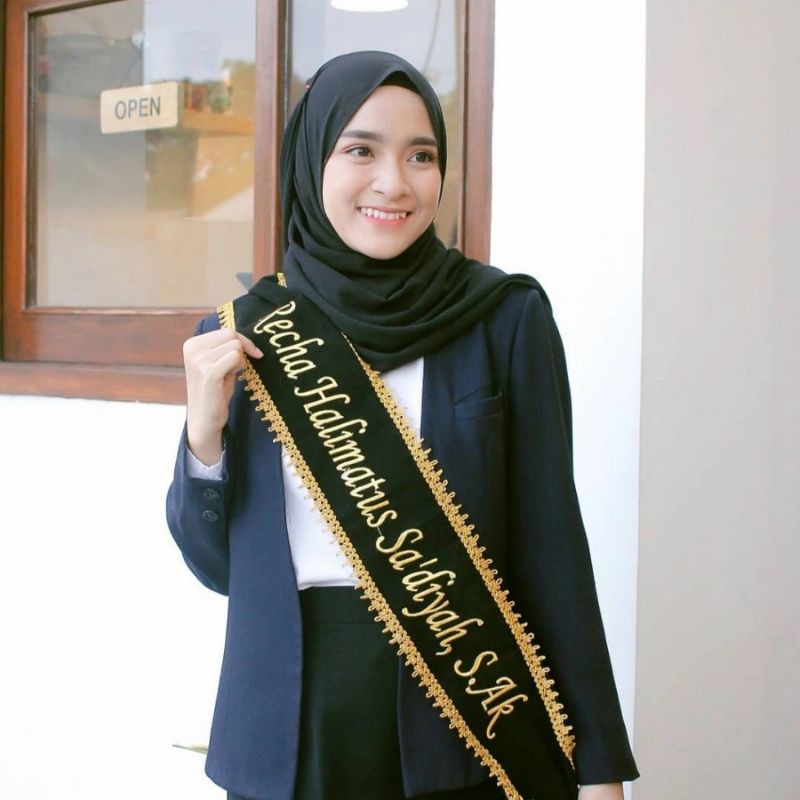 Selempang Wisuda Bludru Renda