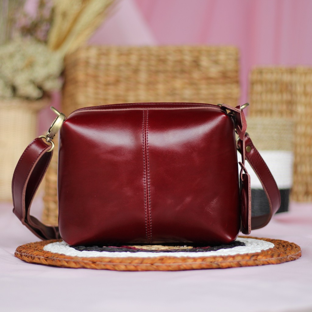 TAS SELEMPANG WANITA KULIT ASLI MINI QUEEN MAROON / FREE GRAVIR NAMA