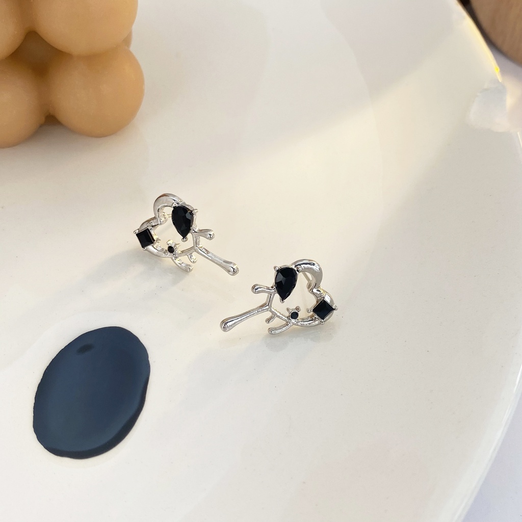 Anting Tusuk Motif Hati Simple Ala Korea Warna Hitam Untuk Wanita