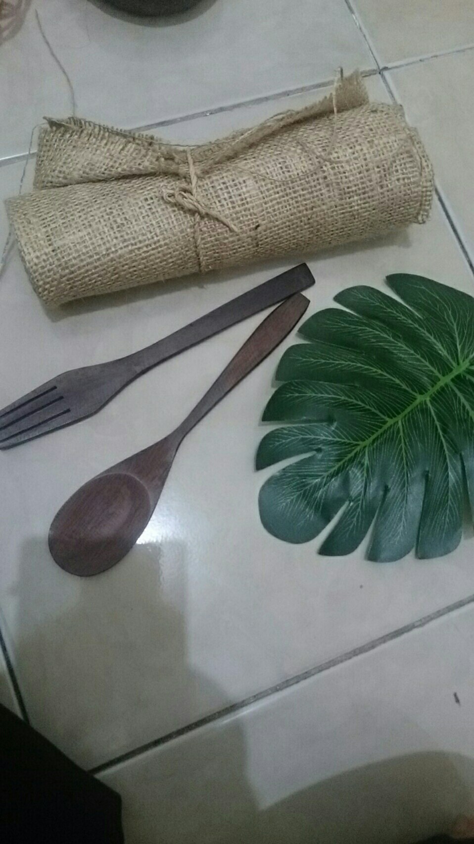 Paket Properti Foto (kain Goni Nat 50cm, Monstera Utuh, Sendok Garpu Kayu Sono S)