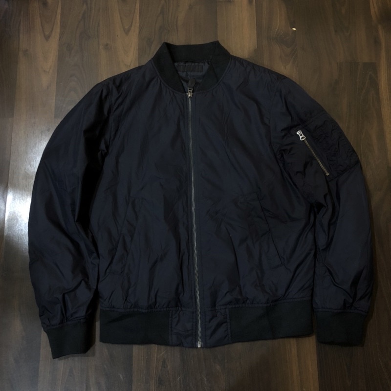 Jacket bomber uniqlo hitam