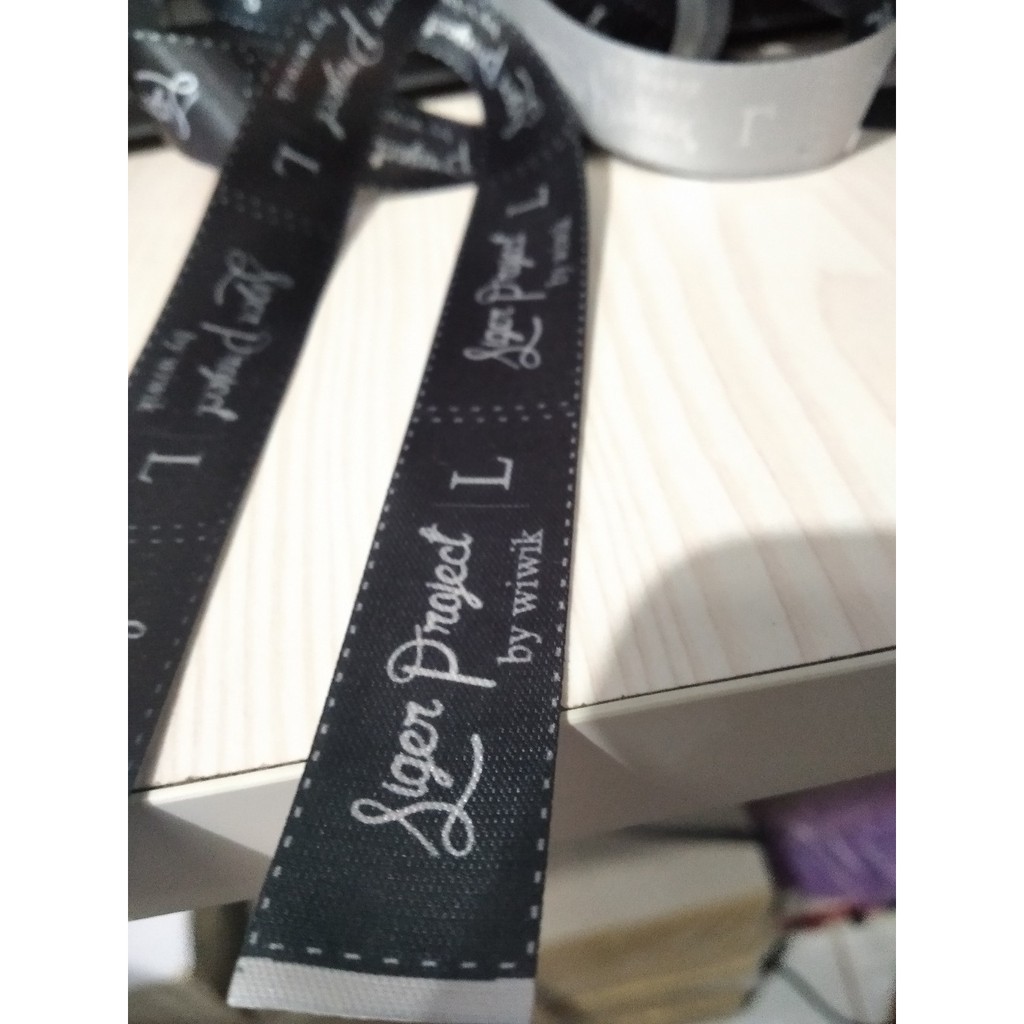 

[Min 50 pcs] Label Satin Berwarna Khusus Background Warna Warni Bisa Custom Label Baju Hijab Masker