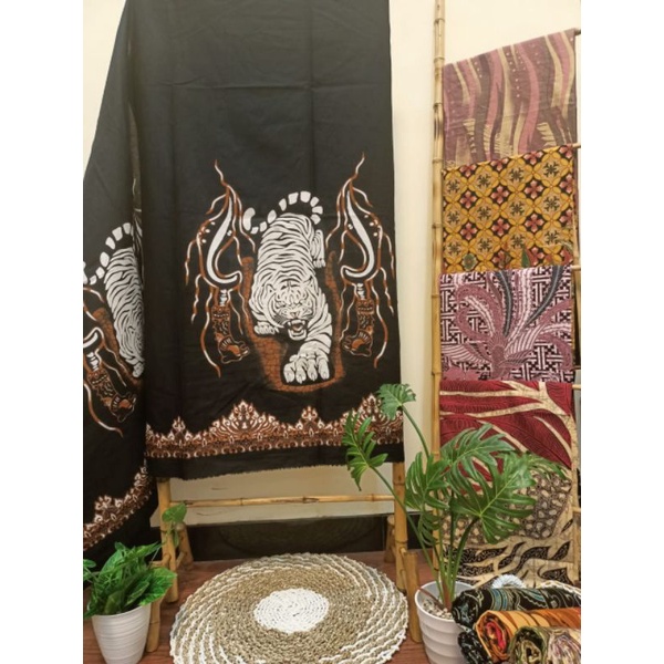 Kain Batiknya Solo motif macan putih