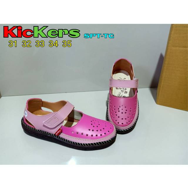 Sepatu Kickers anak.