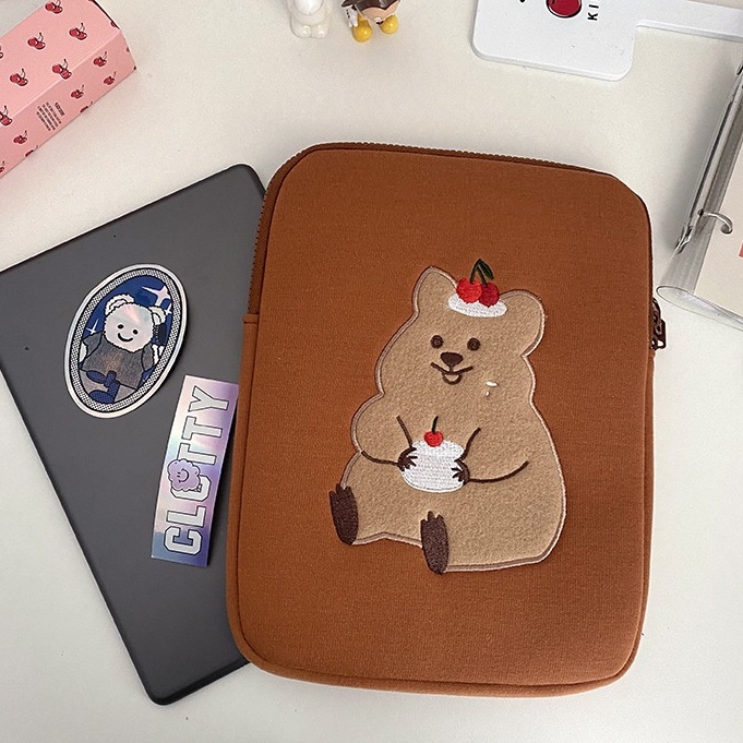 Sleeve Pouch Sarung Tas Bag Case Ipad Tab Tablet Macbook Air Pro Laptop Asus Acer Lenovo HP Huawei 11 12 13 14 15 inch Motif Gambar Beruang Bear Cake Kue Warna Coklat Brown Lucu Cute Murah Korean Model