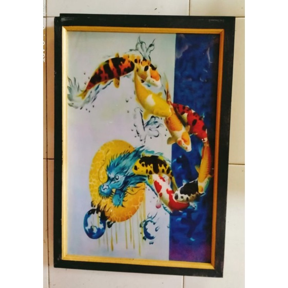 lukisan cetak ikan koi naga plus bingkai ukuran 65×45
