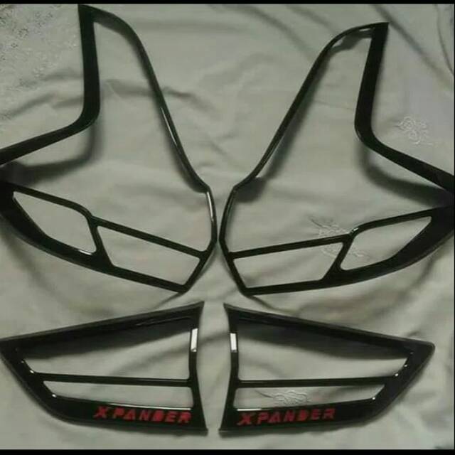 Garnish lampu belakang Mits Xpander plus logo