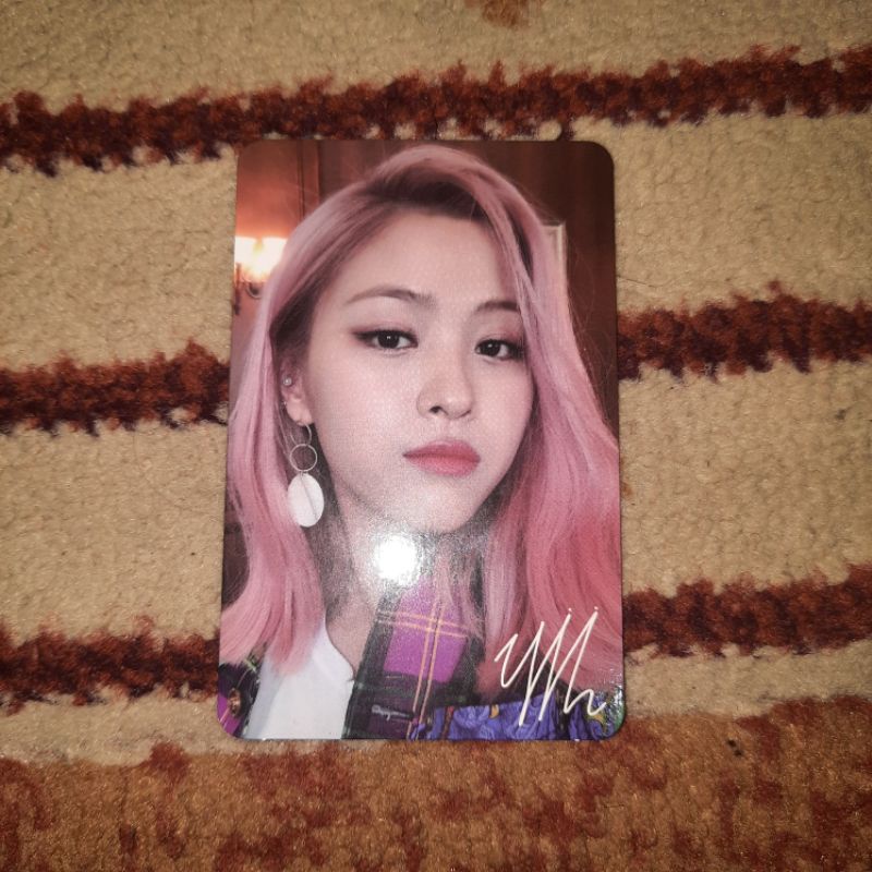 ryujin icy sign yuna pouty photocard  and yuna polaroid icy