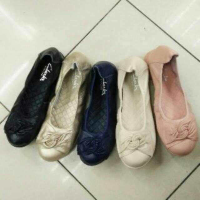 Sepatu flat wanita clarks
