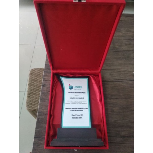 

BOX PLAKAT BAHAN BELUDRU BOX VANDEL KOTAK AKSESORIS