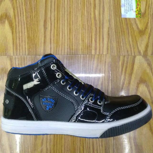 Sepatu sekolah hitam bx one
